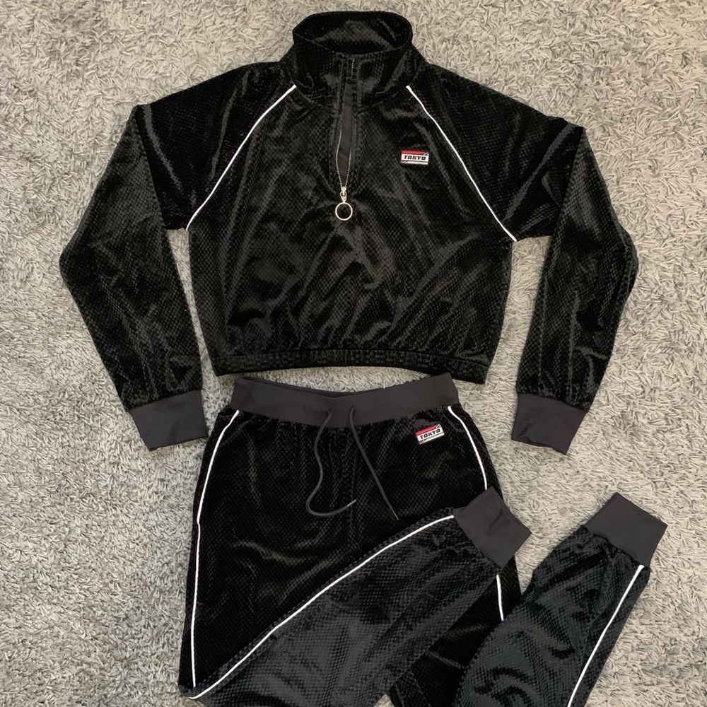 Adorable velour cropped & high waisted track suit - Picture 7 of 12